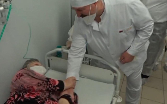 Belarus'ta Aleksandr Lukaşenko'nun yaptığı konuşuluyor! Maskesini indirip konuştu - Resim: 1