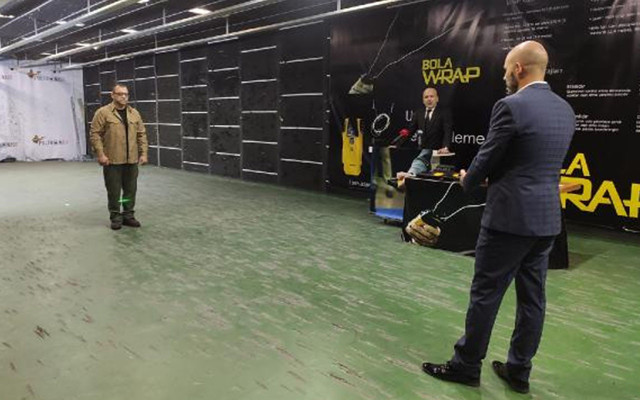 Uzaktan kelepçeleme cihazı Türkiye'de! 8 metre mesafeden hedefi etkisiz bırakıyor - Resim: 0