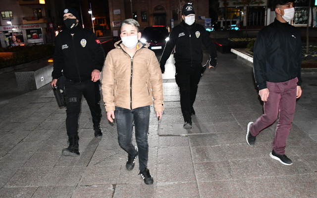 Aksaray'da kısıtlamaya uymayanlar bir de alay etti: Zeki Müren de izleyecek mi? - Resim: 1