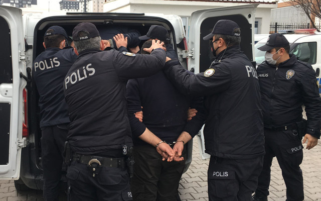 Ankara'da sokak kısıtlamasında polise yumruk atan şahıslar FETÖ'den ihraç edilme çıktı - Resim: 1