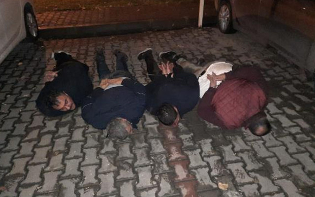 Ankara'da sokak kısıtlamasında polise yumruk atan şahıslar FETÖ'den ihraç edilme çıktı - Resim: 0