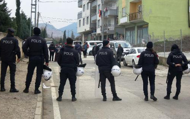Mahallede tansiyon yükseldi! Bursa'da belediye ekipleri ve polise saldırdılar - Resim: 2