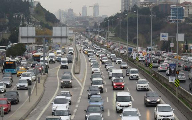 Herkes yollara düştü! İstanbul'da hafta sonu kısıtlaması öncesi yoğun trafik - Resim: 0