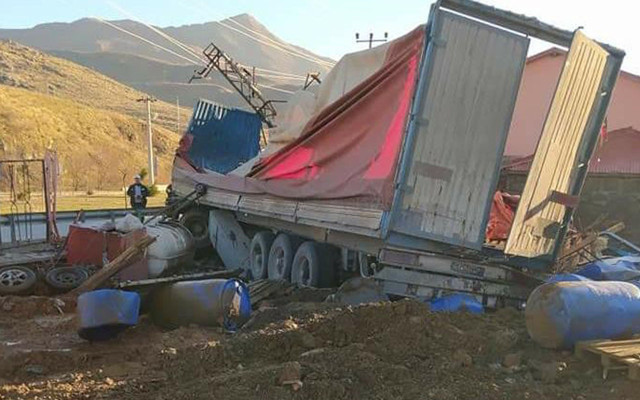Bitlis'te freni patlayan TIR dehşeti! Otomobili hurdaya çevirdi - Resim: 0