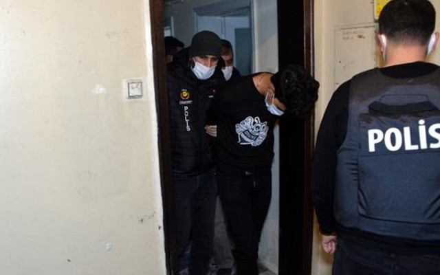 Kahramanmaraş'ta atılan yardım çığlıkları! Pencereden yan daireye geçerek kurtuldu - Resim: 2