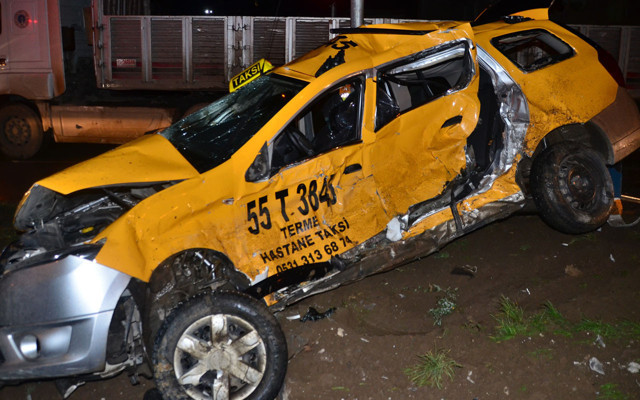 Samsun'da TIR ticari taksiye çarptı: 3 yaralı - Resim: 1