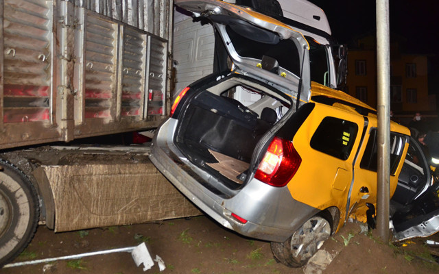 Samsun'da TIR ticari taksiye çarptı: 3 yaralı - Resim: 0