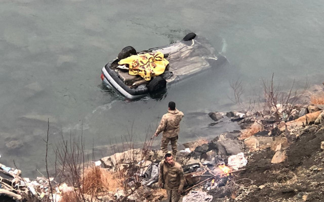 Şırnak’ta Habur Çayı'na uçan otomobildeki 3 kişilik aile yaşamını yitirdi - Resim: 1