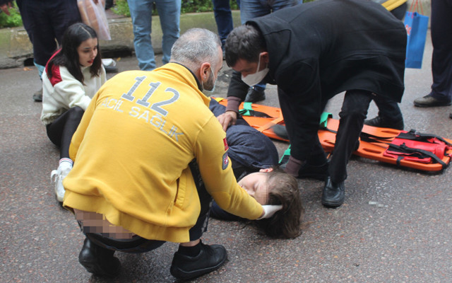 Kocaeli'de kadın sürücü karşıdan karşıya geçen 2 genç kıza çarptı - Resim: 0