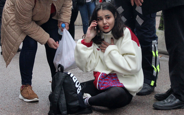 Kocaeli'de kadın sürücü karşıdan karşıya geçen 2 genç kıza çarptı - Resim: 1