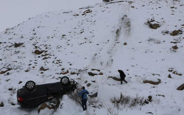 Hakkari'de şarampole yuvarlanan otomobilde 1 kişi öldü 1 kişi de yaralandı - Resim: 0