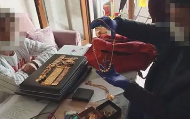 Uluslararası dolandırıcılık şebekesi çökertildi! Binlerce döviz ele geçirildi - Resim: 0