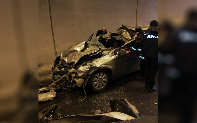 Bitlis'te mucize: Kamyonun altına giren otomobilden sağ çıktılar - Resim: 0