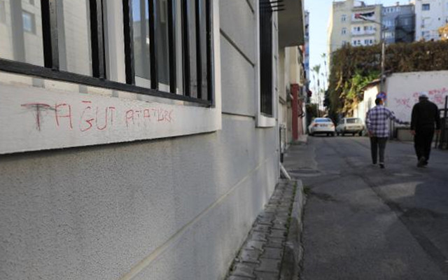 Antalya'da çirkin provokasyon! Duvarlara Atatürk'e hakaret içerikli yazı yazıldı - Resim: 0