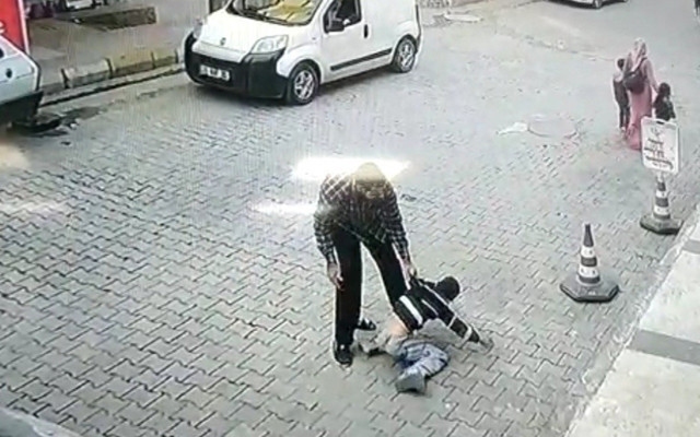 Şanlıurfa'da darbettiği çocuğu beton zemine çarpan esnaf tahliye edildi - Resim: 0