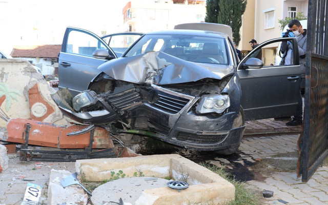 Antalya'da gündüz vakti önünü kestiler sürücü paniğe kapılınca olanlar oldu - Resim: 0