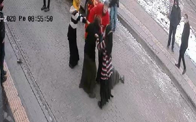 Muş'ta 3 kadın tarafından feci şekilde dövüldü! Saçlarını kopardılar - Resim: 0