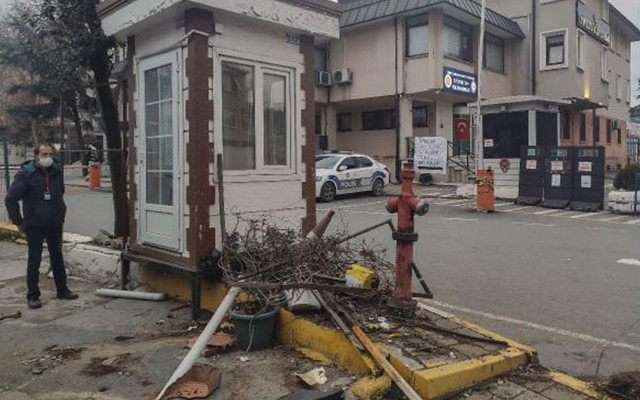 Eyüpsultan'da ilginç kaza: Kaldırıma çıkan otomobil motosiklet sürücüsünü ezdi - Resim: 0