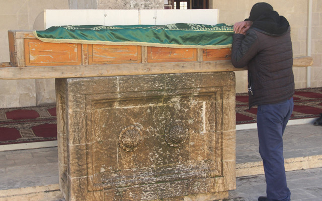 Şanlıurfa'da bir evladın acısı: 22 yıl sırtında taşıdı hiç evlenmedi koronavirüsten kaybetti - Resim: 0