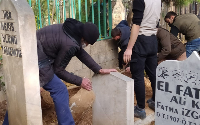 Şanlıurfa'da bir evladın acısı: 22 yıl sırtında taşıdı hiç evlenmedi koronavirüsten kaybetti - Resim: 1