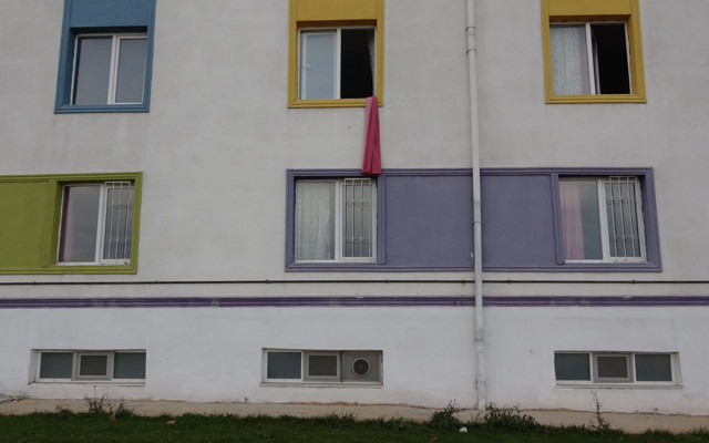 Tokat'ta karantinadaki korona hastasından akılalmaz firar: Perdeyi sarkıtıp kaçtı - Resim: 1