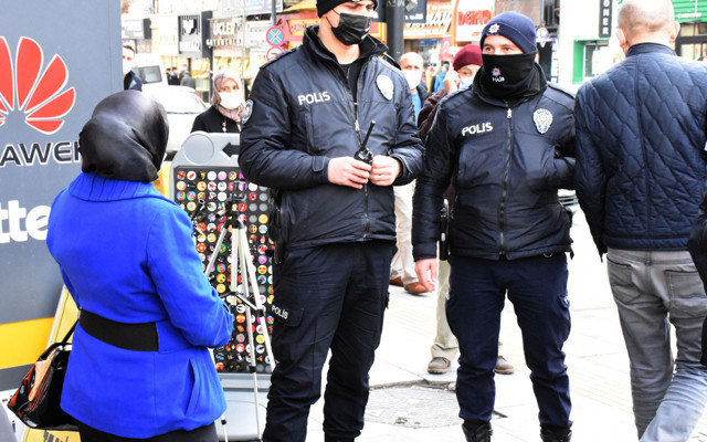 Sivas'ta çirkin provokasyon! İş yerlerindeki Azerbaycan bayraklarını indiren kadın gözaltında - Resim: 1