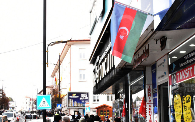 Sivas'ta çirkin provokasyon! İş yerlerindeki Azerbaycan bayraklarını indiren kadın gözaltında - Resim: 2