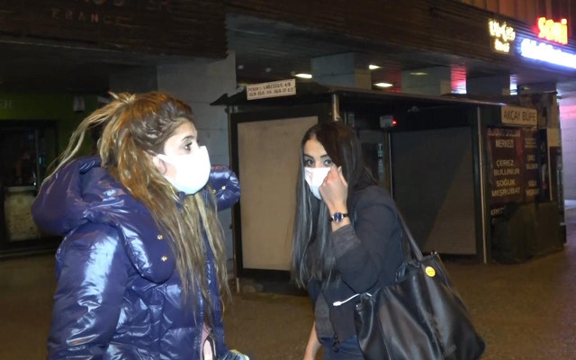 Bursa'da üçüncü kez kısıtlamada yakalanan genç kızdan gazetecilere: İşte o an bu an - Resim: 0