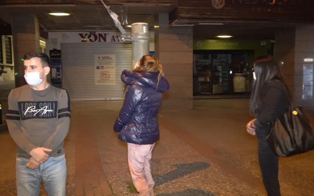 Bursa'da üçüncü kez kısıtlamada yakalanan genç kızdan gazetecilere: İşte o an bu an - Resim: 1