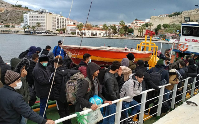 İstanbul'dan 1.2 milyon Euro'luk vurgunla yola çıktı! Kaçak göçmenleri taşıyan gemi yakalandı - Resim: 0