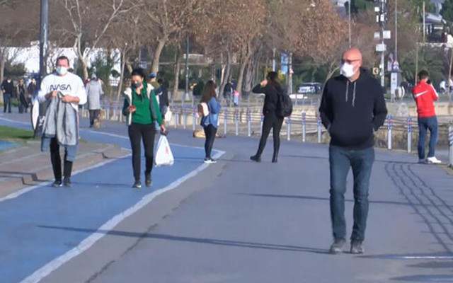 Yasağa aldırmadılar! Kısıtlamaya rağmen caddelerdeki kalabalık dikkat çekti - Resim: 0