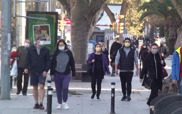 Yasağa aldırmadılar! Kısıtlamaya rağmen caddelerdeki kalabalık dikkat çekti - Resim: 1