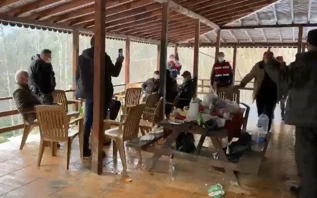 Rize'de CHP’li belediye başkanı sokağa çıkma yasağında 16 kişiyle içkili partide yakalandı - Resim: 1