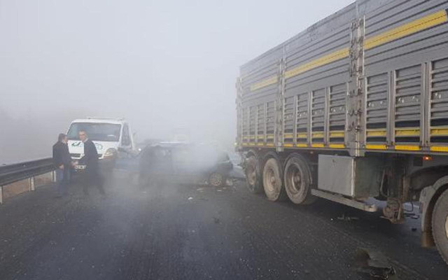 Konya'da zincirleme kazada can pazarı: Otomobilde sıkışan baba ile oğlu kurtarıldı - Resim: 0