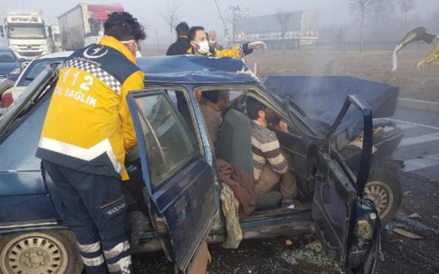 Konya'da zincirleme kazada can pazarı: Otomobilde sıkışan baba ile oğlu kurtarıldı - Resim: 1