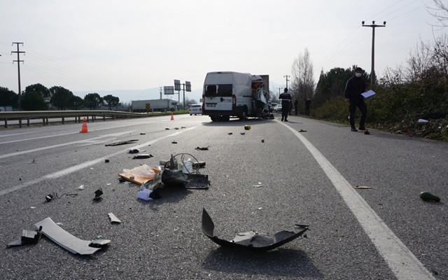 Milli sporcuların bulunduğu minibüse TIR çarptı! Öncü kardeşler yaralı kurtuldu - Resim: 1