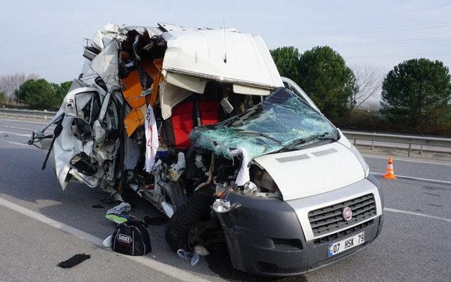 Milli sporcuların bulunduğu minibüse TIR çarptı! Öncü kardeşler yaralı kurtuldu - Resim: 0