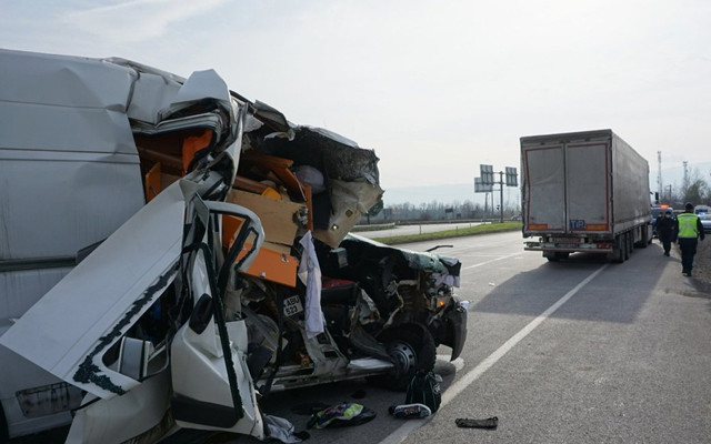 Milli sporcuların bulunduğu minibüse TIR çarptı! Öncü kardeşler yaralı kurtuldu - Resim: 2