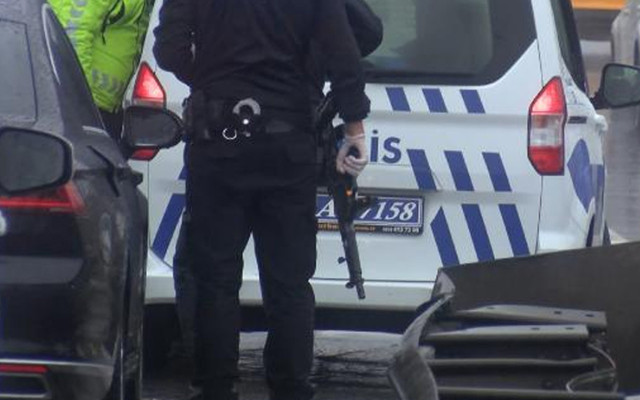 Hareketli dakikalar! Polisten kaçan şahıslar Haliç Köprüsü'nde yakalandı - Resim: 0