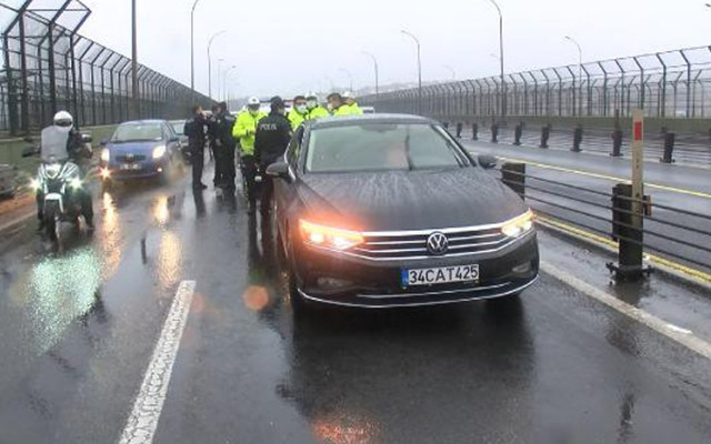 Hareketli dakikalar! Polisten kaçan şahıslar Haliç Köprüsü'nde yakalandı - Resim: 2