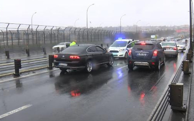 Hareketli dakikalar! Polisten kaçan şahıslar Haliç Köprüsü'nde yakalandı - Resim: 1