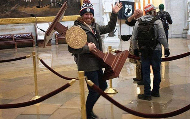 ABD'de kongre baskınında 82 kişi gözaltında! FBI baskına katılanların peşini bırakmıyor - Resim: 0