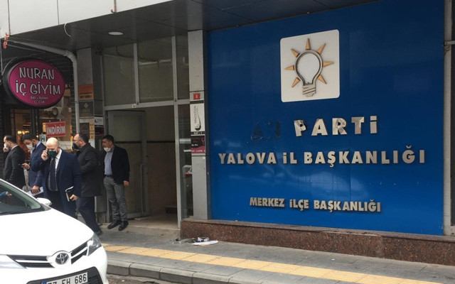 Yalova'da AK Parti İl Başkanlığı'na çirkin saldırı - Resim: 0