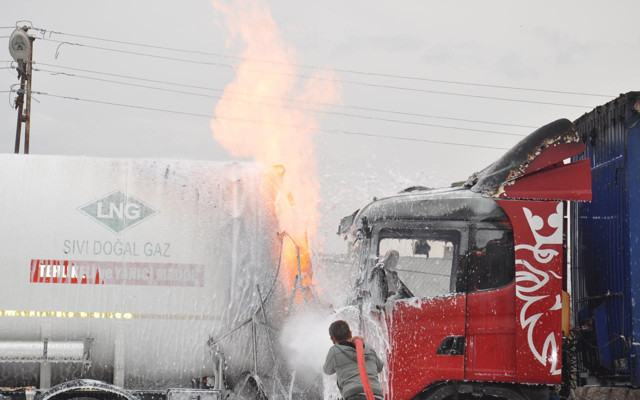 Sivas'taki kazada korkutan yangın: Şoför yanan aracını gözyaşlarıyla izledi - Resim: 2