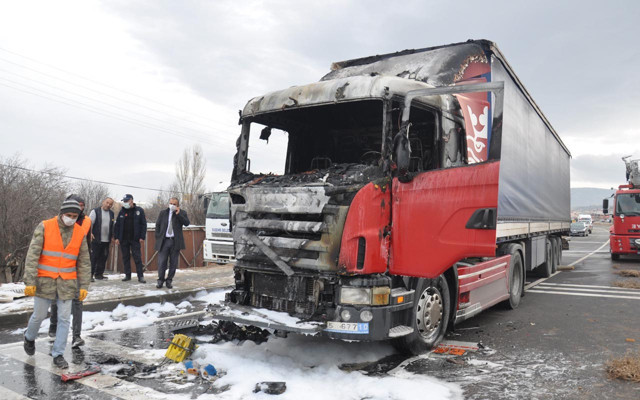 Sivas'taki kazada korkutan yangın: Şoför yanan aracını gözyaşlarıyla izledi - Resim: 0