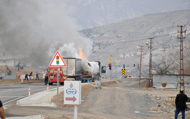 Sivas'taki kazada korkutan yangın: Şoför yanan aracını gözyaşlarıyla izledi - Resim: 1
