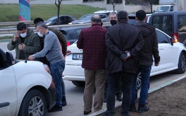 Bursa'da otomobilinin patlatılan lastiğini değiştirirken 1 milyon 600 bin TL’sinden oldu - Resim: 0