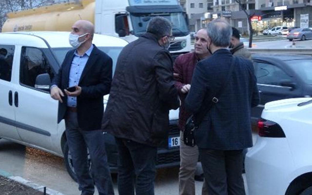 Bursa'da otomobilinin patlatılan lastiğini değiştirirken 1 milyon 600 bin TL’sinden oldu - Resim: 1