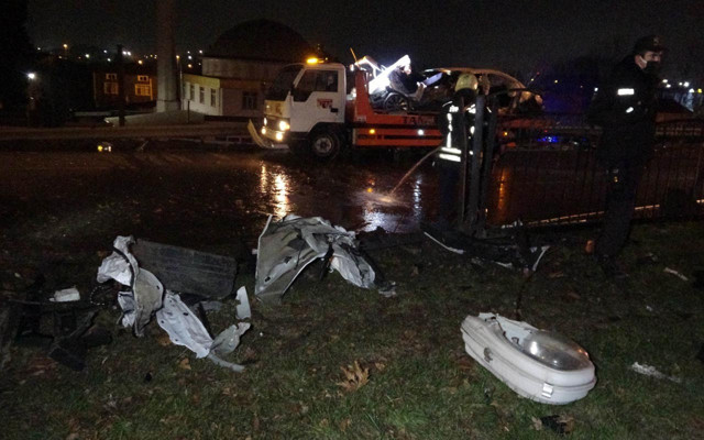 Samsun'da karşı şeride geçen otomobil dehşet saçtı: 1 ölü 2 yaralı - Resim: 1