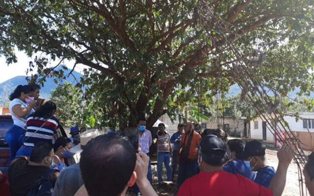 Meksika'da belediye başkanına 'su deposu' cezası: Ağaca bağladılar - Resim: 0